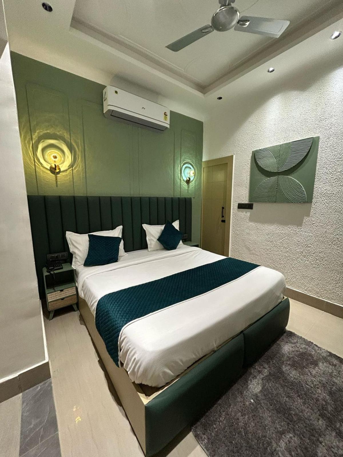 Divine Hotel Karnāl 외부 사진